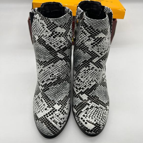 Forever Faux Leather Chunky Heeled Boots Womens Size 7.5 Snake Gray Color Bootie - Picture 4 of 11